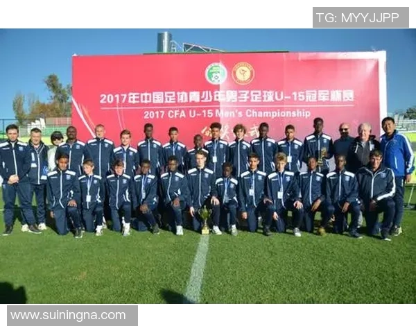 足球明星在海边的阳光下尽显风采与魅力的精彩瞬间